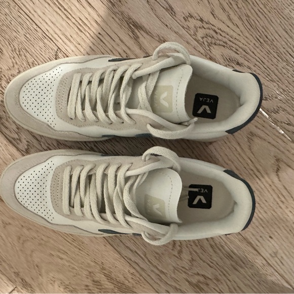Veja V-90 women’s casual sneaker size 9 - Picture 3 of 5